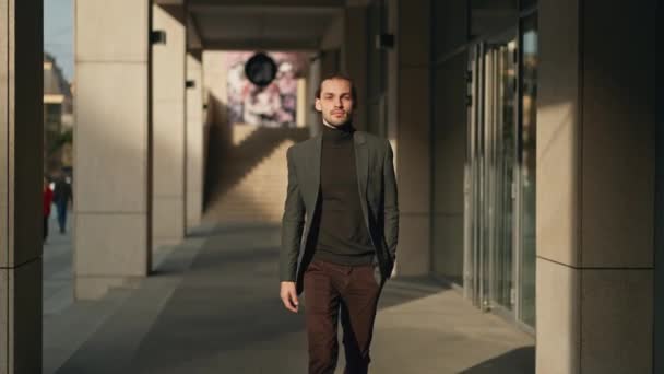 成功的年轻帅气男子穿着正式的休闲装 穿梭于商业大厦之间 带着喜悦的笑容 有信心的商人 职业人员 — 图库视频影像