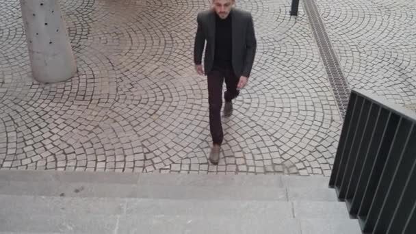 一个急急忙忙的年轻商人跑到楼梯间去上班 在城市里穿着办公室正装在户外散步的那个工人 — 图库视频影像