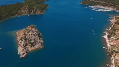 Türkiye, Akdeniz kıyısındaki hava manzarası, yaz tatilinde adalı yatlar ve tekneler. Yaz tatilinde deniz kenarına