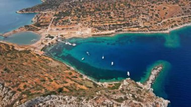 Yukarıdan bakıldığında, şeffaf ve turkuaz deniz manzaralı birkaç tekne ve yatla. Akdeniz kıyıları, Knidos Antik kenti, Datca, Türkiye. Yaz tatili ve deniz kenarına seyahat