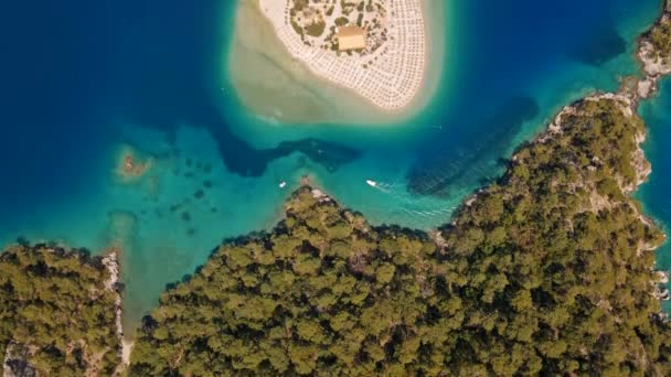 オルデニス自然公園の無人機からの素晴らしい美しいパノラマビューとFethiye青いラグーンと静かなアクアマリン死海 — ストック動画