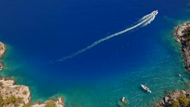 Légi Kilátás Jachtok Kék Tengeri Öbölben Oludeniz Törökország Hajózás Luxus — Stock videók