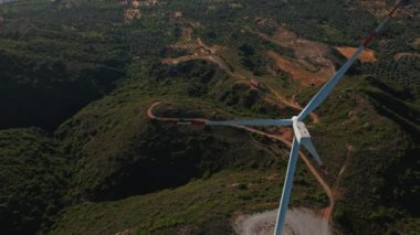 Rüzgarın gücüyle dönen ve yenilenebilir enerji üreten rüzgar değirmenlerinin havadan yakın çekim görüntüleri. Gezegene giden yeşil ekolojik yol.