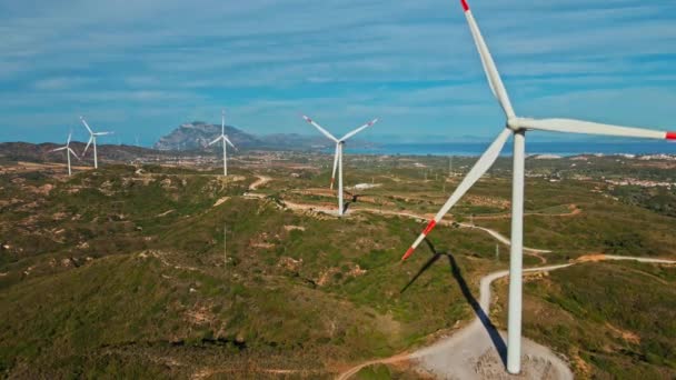 Alternatif Enerji Rüzgar Çiftliği Yatay Eksenli Rüzgar Türbinlerinin Hava Görüntüsü — Stok video