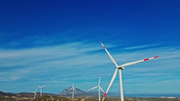 コピースペース付き発電用の高風力タービンと 風力発電所や風力公園の空中パノラマビュー グリーンエネルギーの概念 — ストック動画
