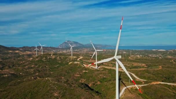 Luftaufnahme Von Windpark Oder Windpark Mit Hohen Windrädern Zur Stromerzeugung — Stockvideo