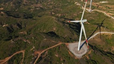 Temiz sürdürülebilir enerji üreten büyük rüzgar türbinlerinin sinematik hava görüntüsü