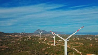 Hava aracı 4K 'yı vurdu. Dağdaki yel değirmenleri, iklim değişikliğine yeşil enerji çözeltisi.