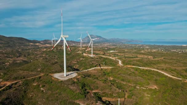 Energieopwekking Door Windturbines Epische Luchtfoto Grote Duurzame Energieopwekkingsboerderij Filmgroene Heuvels — Stockvideo