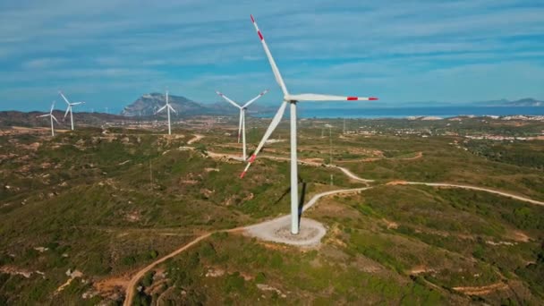 风力发电机在靠近海滨风力发电涡轮机的山上转动的空中景象 产生清洁的可再生能源 — 图库视频影像
