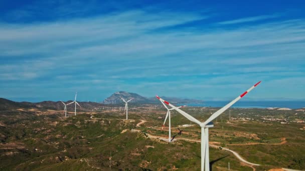 ドローン空中発射4K 山の上の風車の行 気候変動への緑のエネルギーソリューション — ストック動画