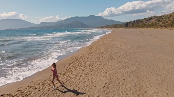 Εναέρια Λήψη Ελκυστική Γυμνάστρια Που Τρέχει Στην Παραλία Στην Παραλία — Αρχείο Βίντεο