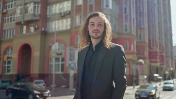 Şehir Merkezindeki Adamı Duruşu Güneşli Gün Başarısı Kendine Güveni Yavaş — Stok video