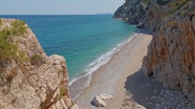 Türkiye 'nin Antalya körfezindeki boş plaj. Kumsal ve Akdeniz 'in turkuaz suları. Türkiye 'nin doğası. hava görüntüsü