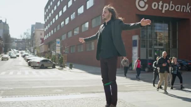 Portre Yakışıklı Adamı Genç Düşünceli Uzun Saçlı Adam Şehrin Arka — Stok video