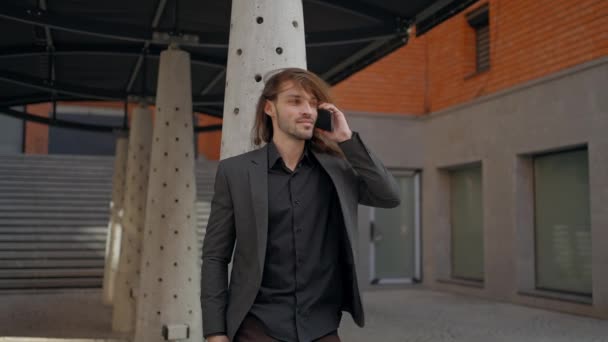 Jovem Bonito Falando Sorrindo Celular Rua Cidade Grande — Vídeo de Stock