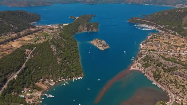 在阳光灿烂的土耳其 安塔利亚市安塔利亚湾的航拍照片来自无人驾驶飞机的高空 鸟瞰美丽的城镇和布满游艇的大海 从高空俯瞰美丽的空中城市风景 — 图库视频影像
