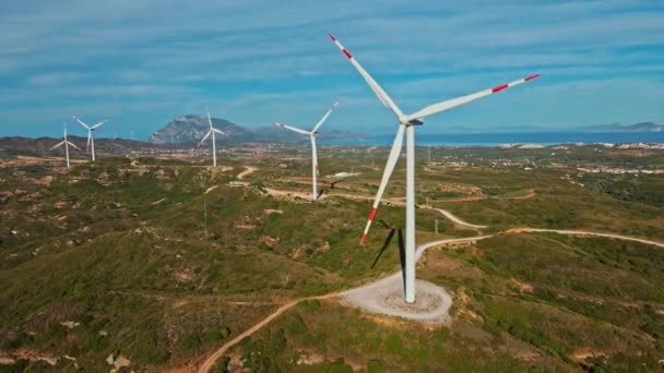 Vista Aérea Cinematográfica Grandes Turbinas Eólicas Produzindo Energia Limpa Sustentável — Vídeo de Stock