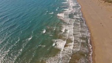 Tropik kumlu Iztuzu Kaplumbağa plajı ve sakin mavi deniz, Türkiye. Tropikal boş kumsalın sonsuz dalgalı kusursuz döngüsü..