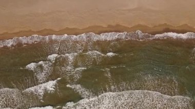 Güneş doğarken tropikal beyaz kum plajı üzerinde uçan hava manzarası, Iztuzu Kaplumbağa Sahili, Türkiye