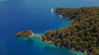 Türkiye 'nin Oludeniz kentindeki mavi deniz koyundaki yatların hava manzarası. Yat, lüks tatil.