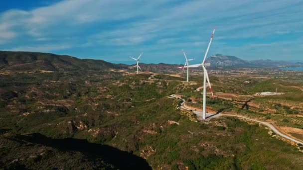 风力发电机在靠近海滨风力发电涡轮机的山上转动的空中景象 产生清洁的可再生能源 — 图库视频影像
