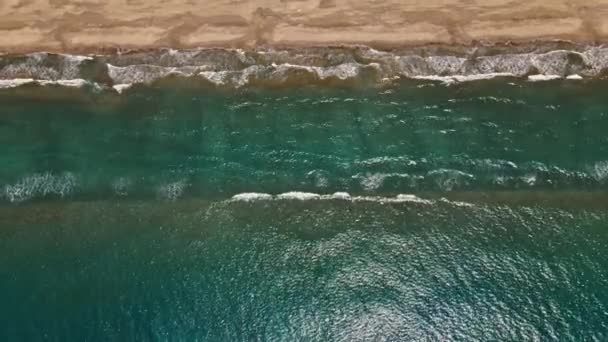 美丽的海浪从空中俯瞰着夏天的海景水草纹理俯瞰着海滩 空旷的蓝海天空水上旅行假期热带海浪沙滩自然白沙滩白岸天堂旅游岛4K — 图库视频影像