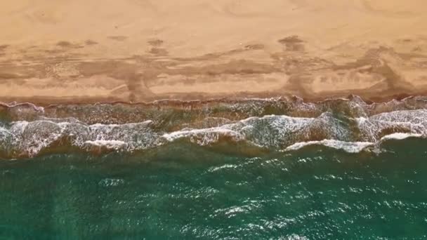Αεροφωτογραφία Κύματα Σπάνε Λευκή Αμμουδιά Ηλιοβασίλεμα Στεριά Συναντά Θάλασσα Στην — Αρχείο Βίντεο
