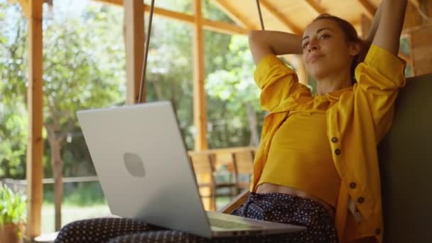 Mujer Pensativa Freelancer Que Trabaja Ordenador Portátil Terraza Camping Durante — Vídeos de Stock