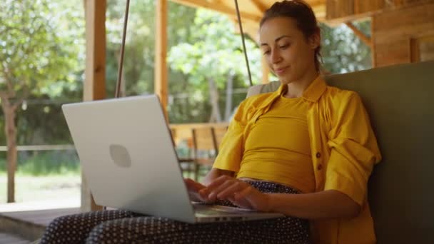 Töprengő Szabadúszó Dolgozik Laptop Számítógép Teraszon Kemping Utazás Közben Távmunka — Stock videók