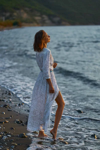 Hermosa Mujer Romántica Joven Elegante Vestido Blanco Boho Aire Libre — Foto de Stock