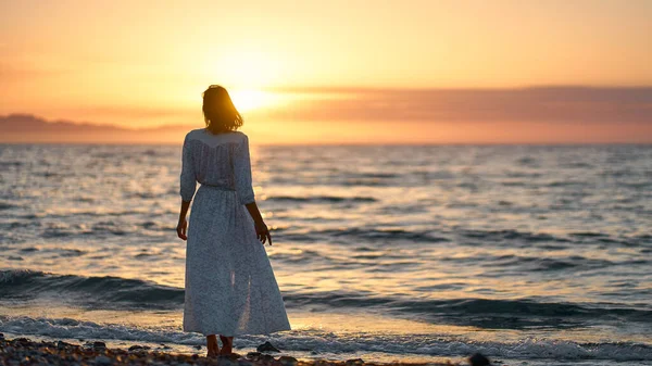 Lykkelig Bekymringsløs Kvinne Lang Kjole Som Nyter Vakker Solnedgang Stranden – stockfoto