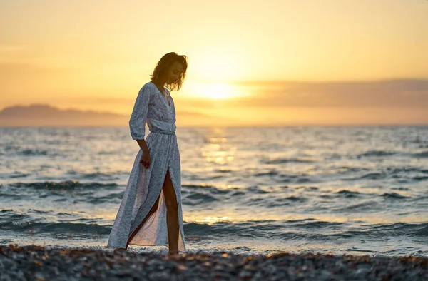 Charmante Elegante Touristin Weißem Kleid Schlendert Bei Herrlichem Sonnenaufgang Strand — Stockfoto