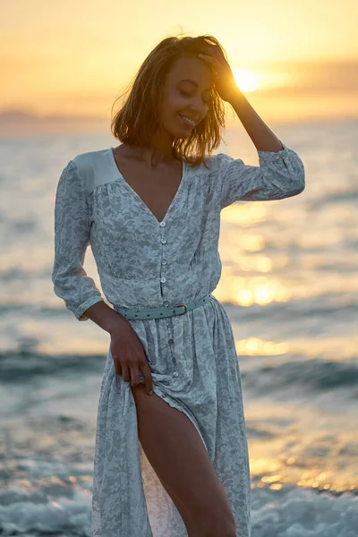Piękna Elegancka Młoda Kobieta Sukience Stojąca Przed Morzem Zachodzie Słońca — Zdjęcie stockowe