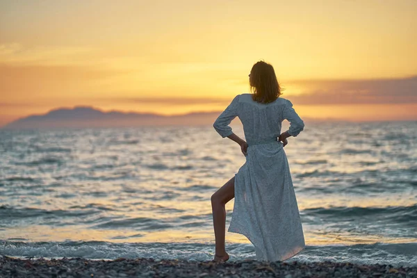 Charmante Elegante Touristin Weißem Kleid Schlendert Bei Herrlichem Sonnenaufgang Strand — Stockfoto