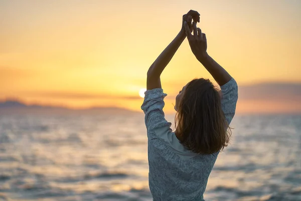 Pass Den Bekymringsløse Kvinnen Med Hendene Været Ved Solnedgang Havet – stockfoto