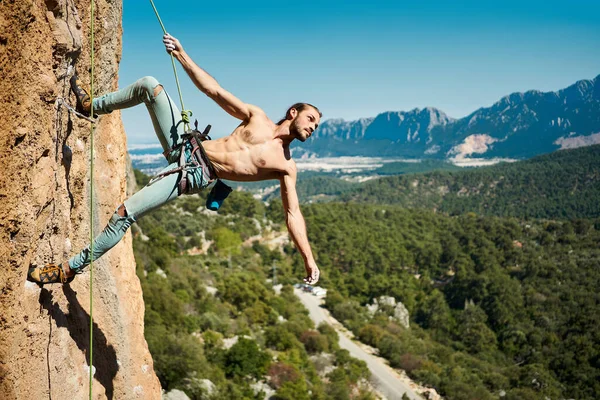 Formda Vücutlu Yakışıklı Kaya Tırmanışçısı Dik Kayaya Halatla Bakıyor Arka — Stok fotoğraf