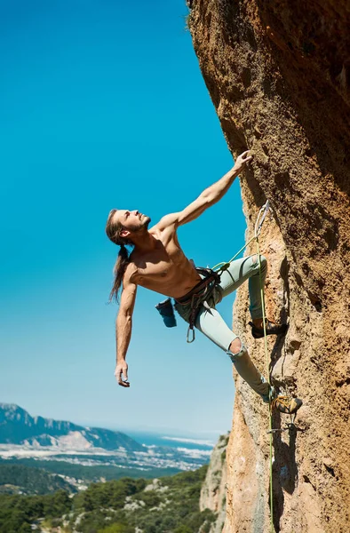 Güç Enerji Insan Vücudunda Sporcu Özgüveni Olan Tırmanışçı Yukarı Bakıyor — Stok fotoğraf