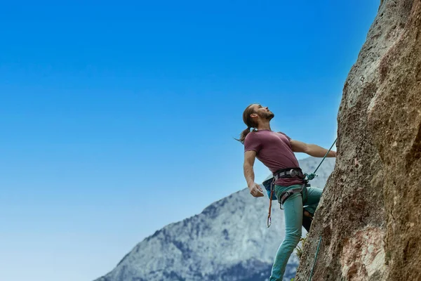 Active Young Man Climbing Height Vertical Rock Blue Sky Gorgeous — Stock Photo, Image
