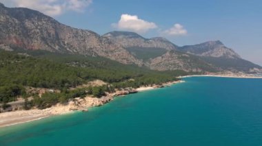 Türkiye 'nin Antalya körfezindeki boş plaj. Kumsal ve Akdeniz 'in turkuaz suları. Türkiye 'nin doğası. hava görüntüsü