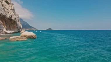 Türkiye 'nin Antalya körfezindeki boş plaj. Kumsal ve Akdeniz 'in turkuaz suları. Türkiye 'nin doğası. hava görüntüsü