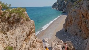 Türkiye 'nin Antalya körfezindeki boş plaj. Kumsal ve Akdeniz 'in turkuaz suları. Türkiye 'nin doğası. hava görüntüsü