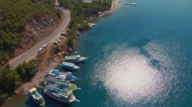 Antalya 'da Antalya Körfezi' nin güneşli bir günde insansız hava aracının yüksek noktasından havadan çekilmiş fotoğrafı. Kuşlardan inanılmaz bir şehir manzarası. Güzel kasaba ve deniz yamaçları üzerinde uçuyorlar.