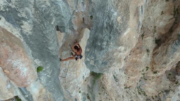 Vedere Aeriană Femeii Tinere Care Potrivește Plumb Alpinism Ruta Sportivă — Videoclip de stoc