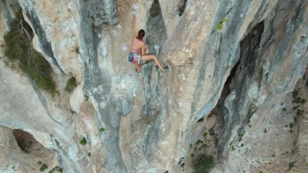 Luftaufnahme Von Junge Fitte Frau Führen Felsklettern Auf Sportroute Auf — Stockvideo