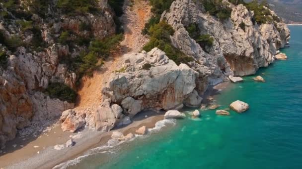 トルコのアンタルヤ湾の崖と空のビーチ 地中海の砂浜と透明なターコイズブルーの海 トルコの自然 空中射撃 — ストック動画