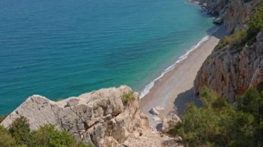 Türkiye 'nin Antalya körfezindeki boş plaj. Kumsal ve Akdeniz 'in turkuaz suları. Türkiye 'nin doğası. hava görüntüsü
