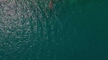 Antalya bölgesindeki Akdeniz 'in sakin turkuaz suyu üzerinde hava aracı görüntüsü. Yaz tatili doğa güzellik konsepti