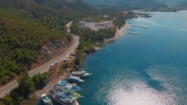 Türkiye 'de güneşli bir günde İHA' nın yüksek noktasından Antalya Körfezi 'ne ait hava görüntüleri. Kuşlardan inanılmaz bir şehir manzarası. Güzel kasaba ve deniz yamaçları üzerinde uçuyorlar.