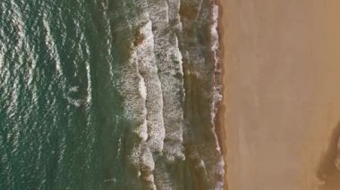 Tropik kumlu Iztuzu Kaplumbağa plajı ve sakin mavi deniz, Türkiye. Tropikal boş kumsalın sonsuz dalgalı kusursuz döngüsü..